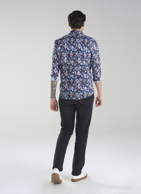 Granatowa koszula w kolorowy wzór