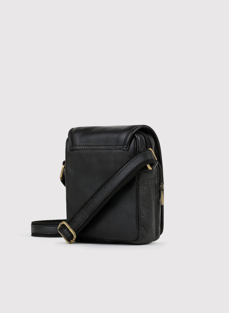 Czarna skórzana torba męska na ramię