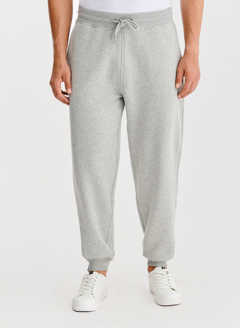 Szary dres męski z bluzą z kapturem