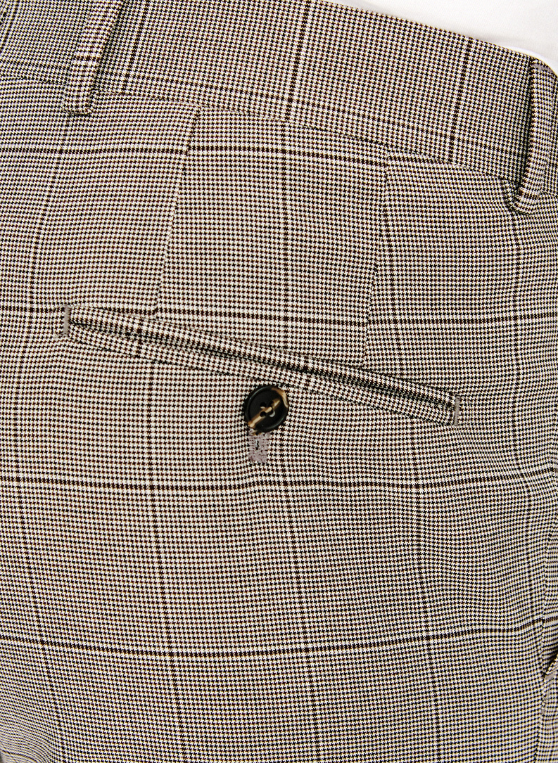 Brązowy garnitur w kratę