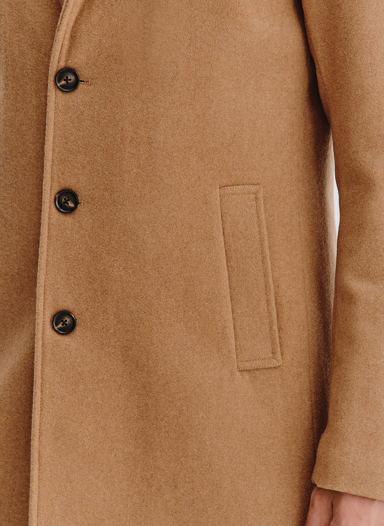 Beżowy płaszcz męski z odpinanym kołnierzem