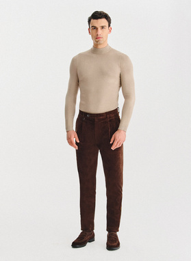 Brązowe spodnie z zakładkami