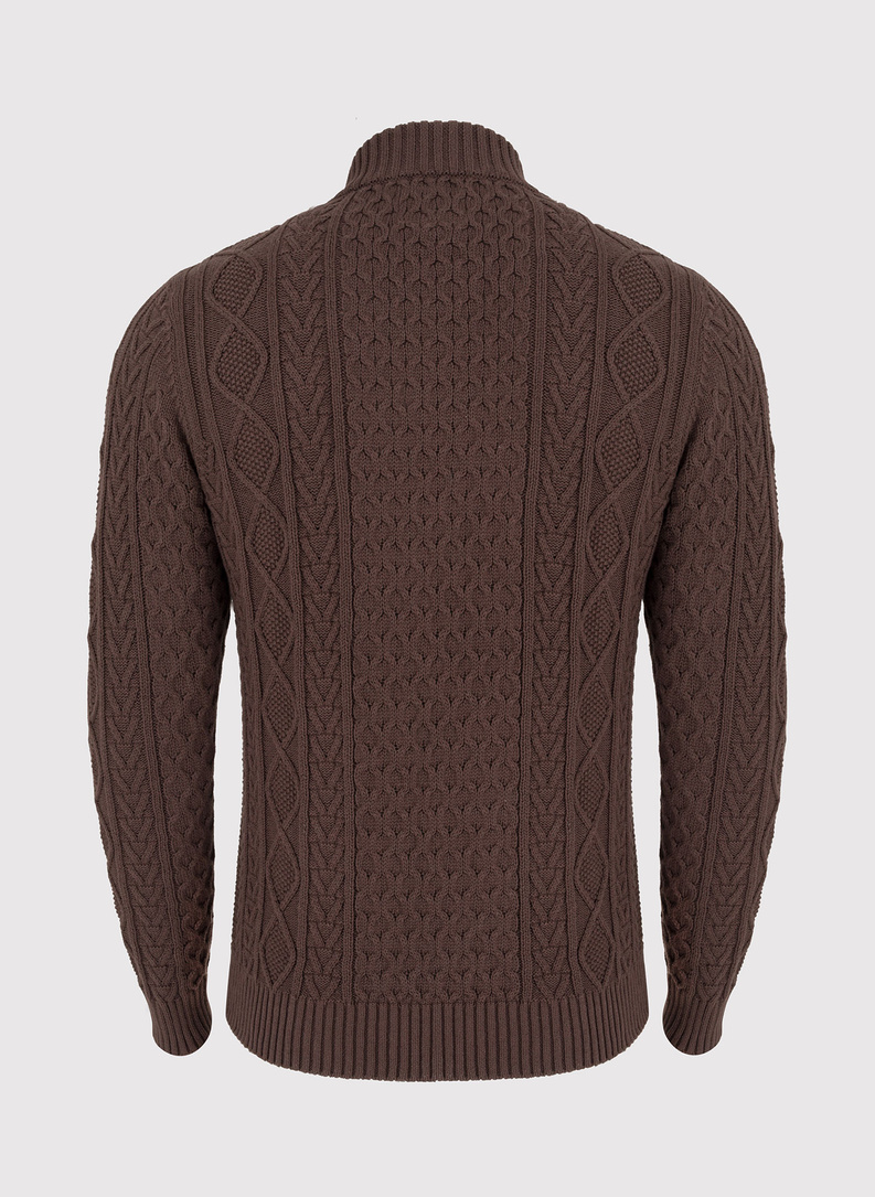 Półgolf z warkoczowym splotem w kolorze brązowym