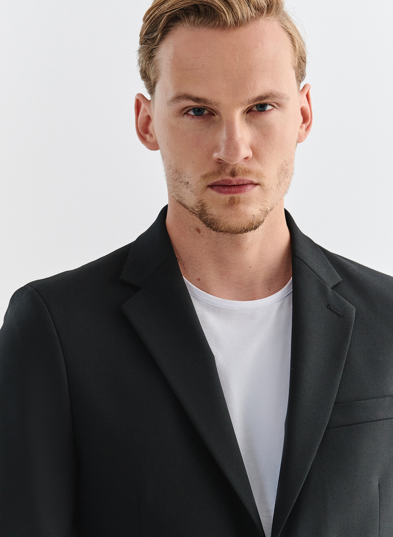 Gładki garnitur męski w kolorze czarnym