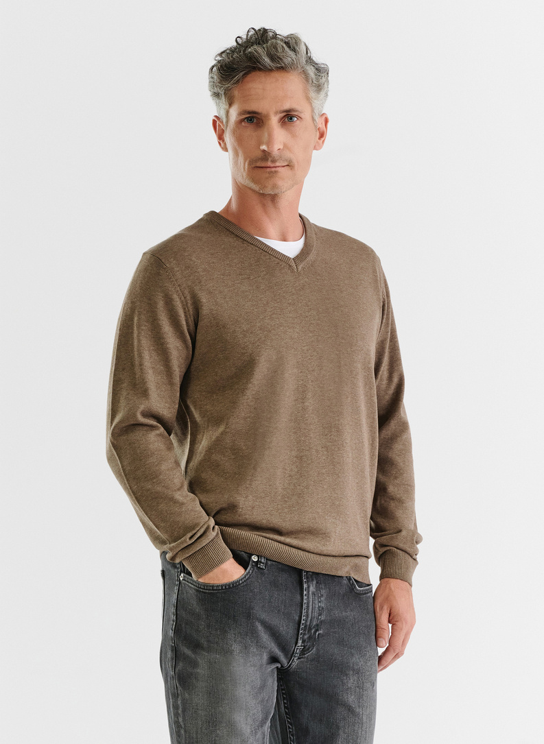 Beżowy gładki sweter męski z dekoltem w serek