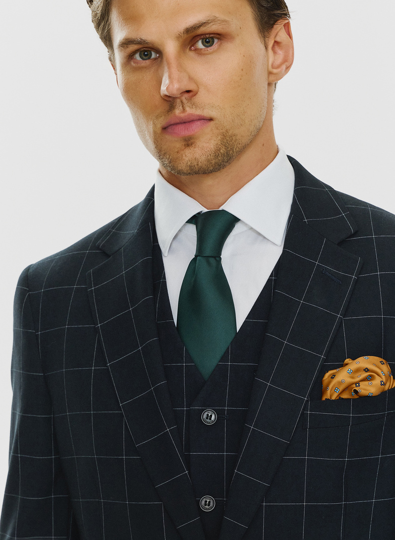 Trzyczęściowy granatowy garnitur męski w kratę