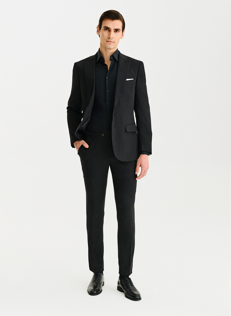 Czarna marynarka garniturowa