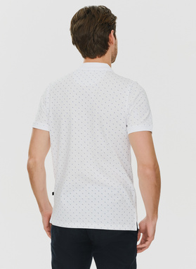 Biały t-shirt polo w w geometryczny wzór