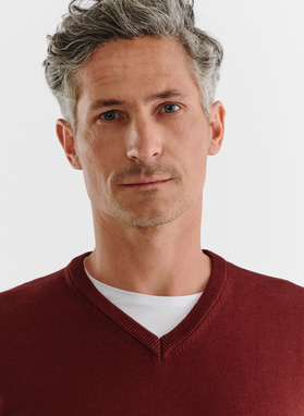 Bordowy gładki sweter męski z dekoltem w serek