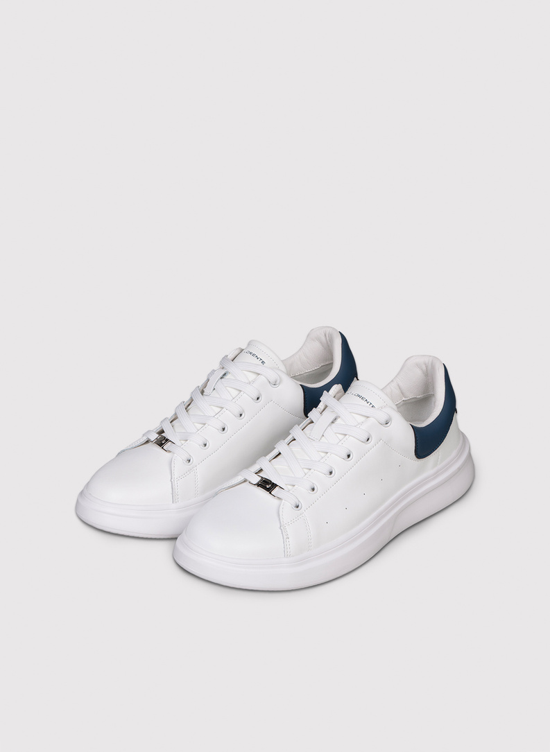 Białe sneakersy męskie z granatowym zapiętkiem