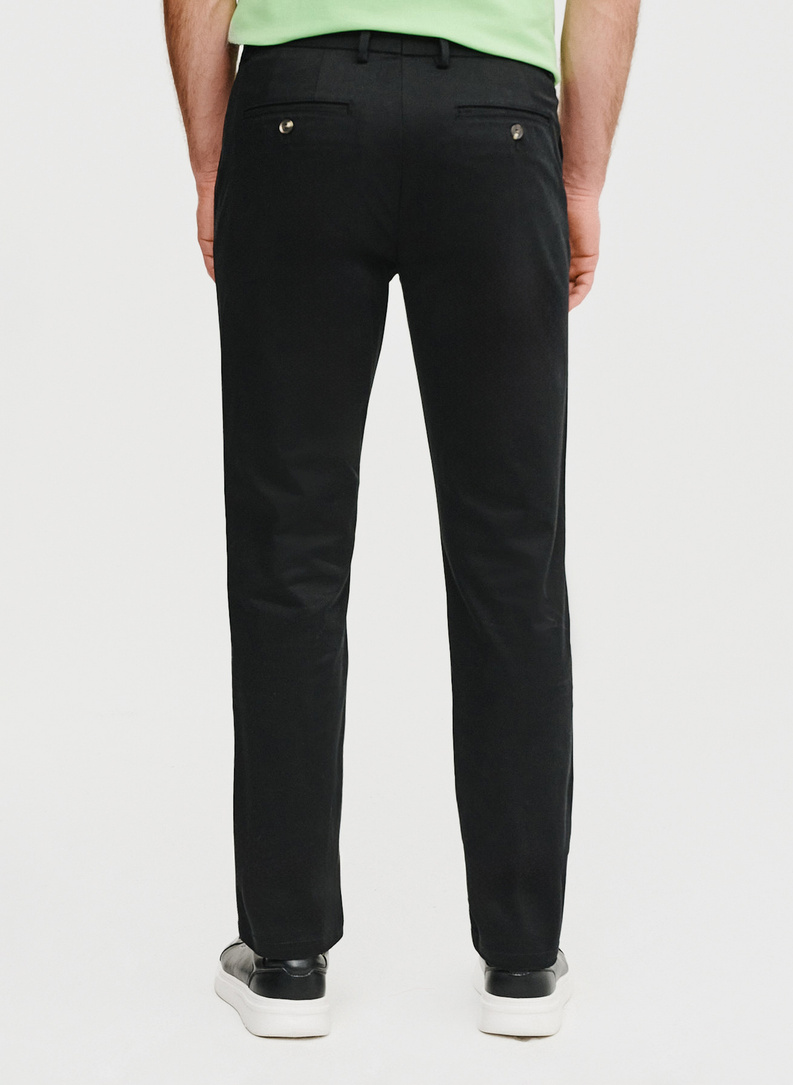 Czarne spodnie z zaszewkami