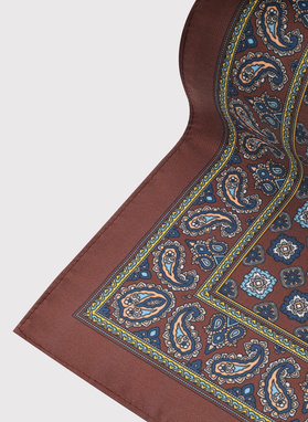 Brązowa poszetka w geometryczny wzór