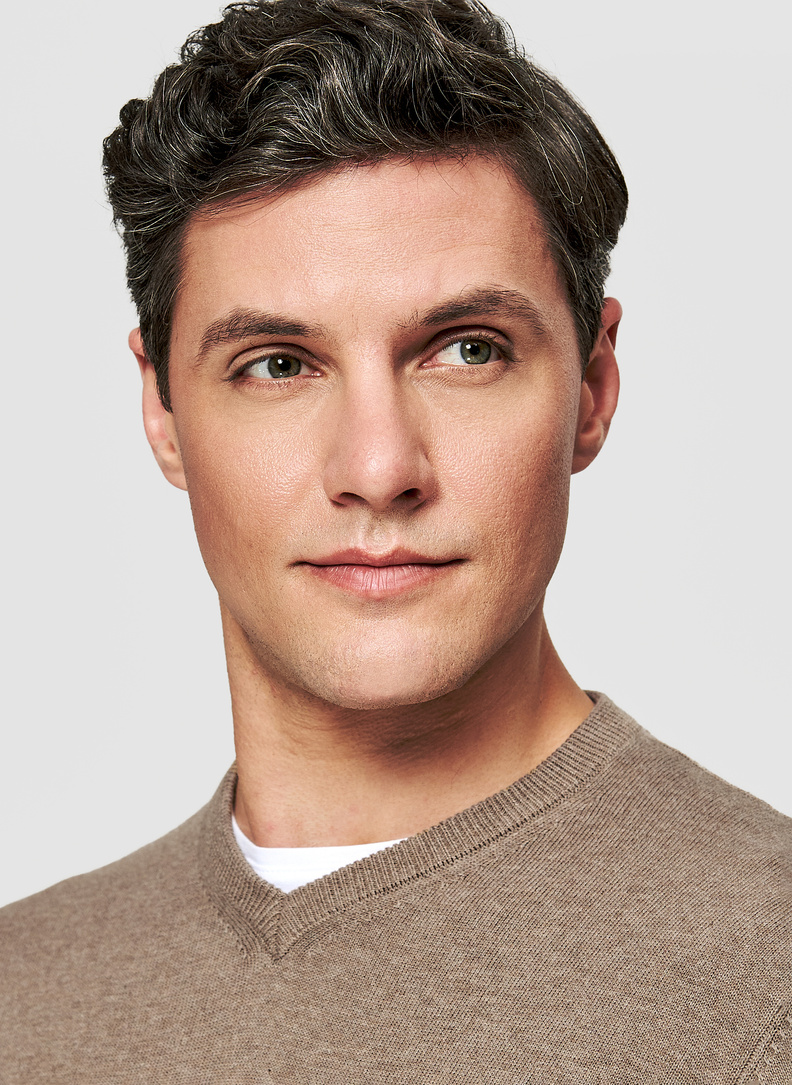 Beżowy męski sweter w serek 