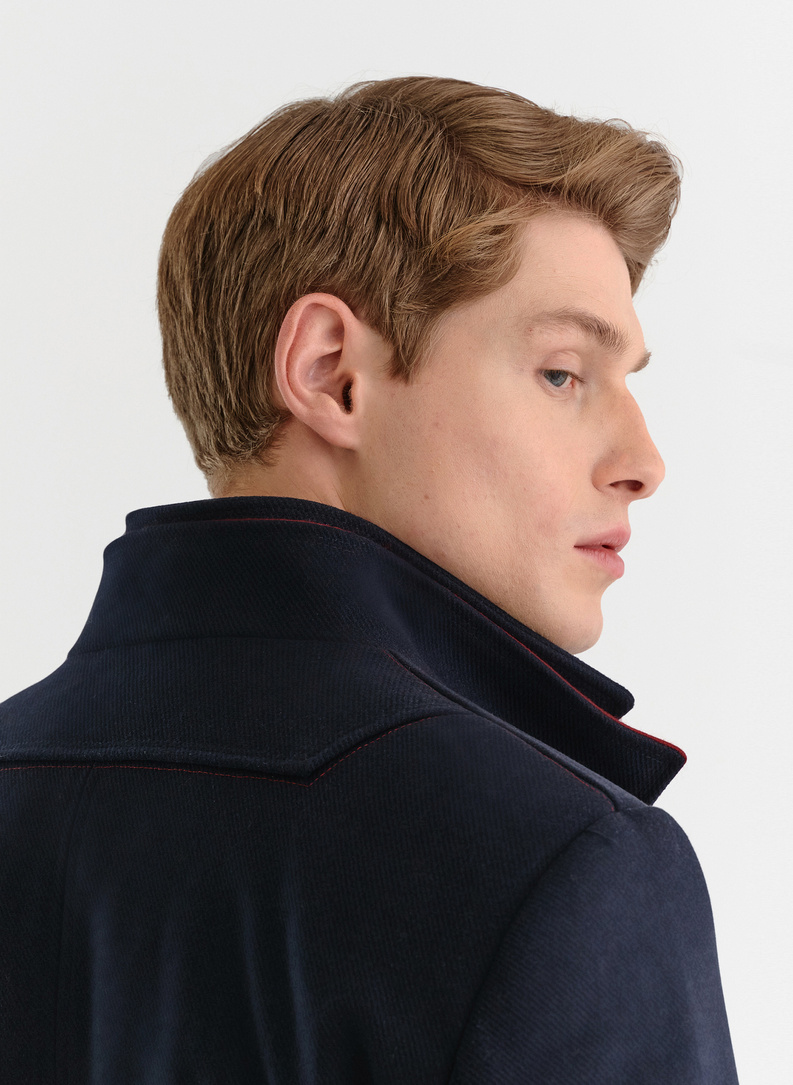 Granatowy płaszcz męski z podwójnym kołnierzem