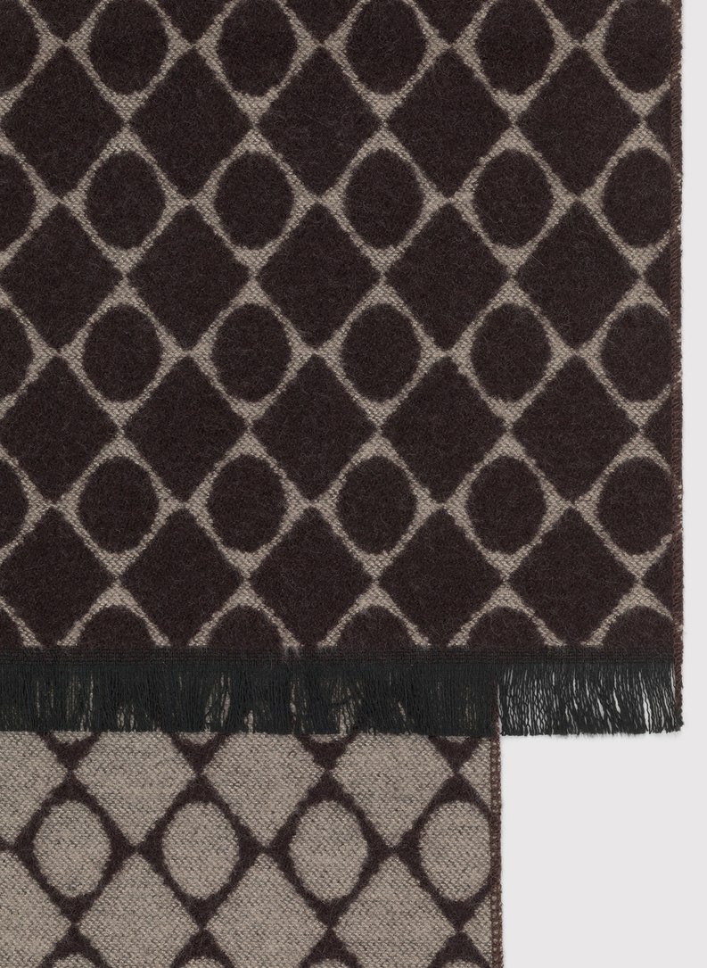 Brązowy szalik we wzory