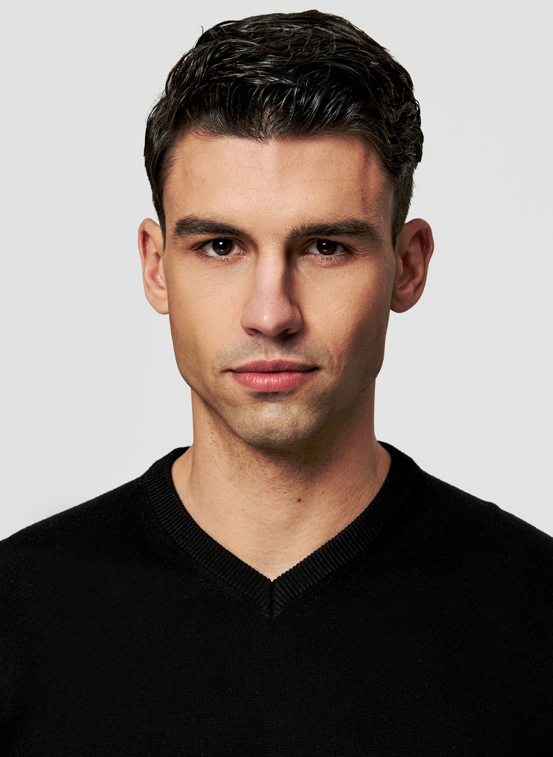 Czarny męski sweter w serek 