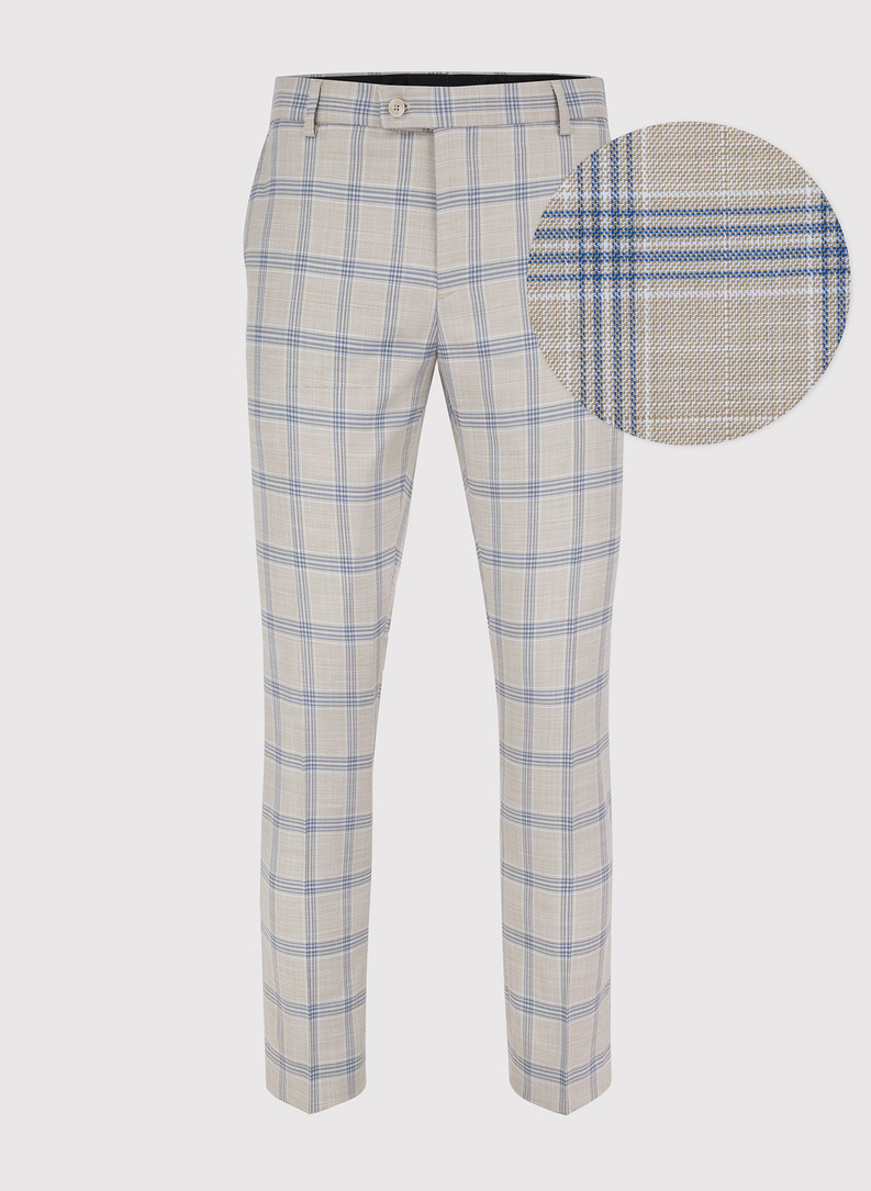 Beżowy garnitur w niebieską kratę