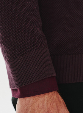 Bordowy sweter z wysoką stójką zapinaną na zamek