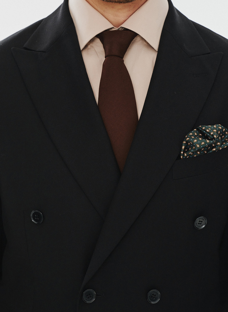 Dwurzędowa czarna marynarka garniturowa