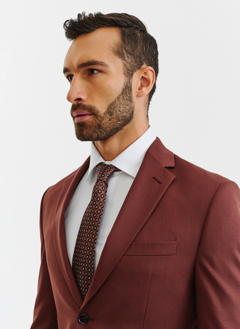 Gładki brązowy garnitur męski