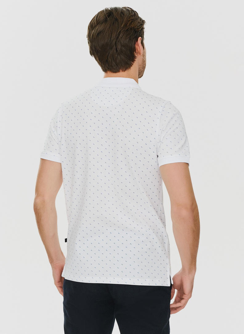 Biały t-shirt polo w w geometryczny wzór