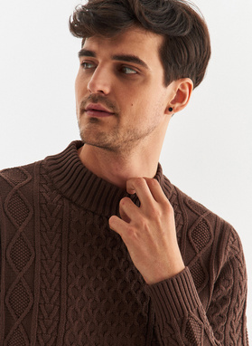 Półgolf z warkoczowym splotem w kolorze brązowym