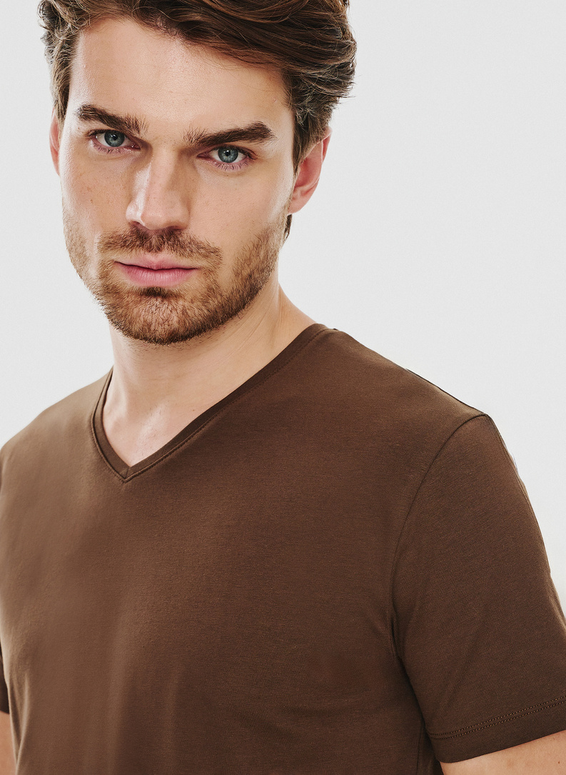 Brązowy gładki t-shirt v-neck