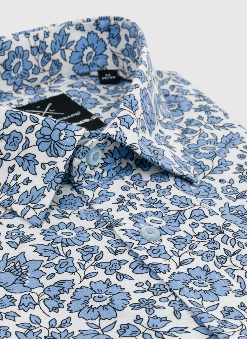 Biała koszula w niebieskie kwiaty 