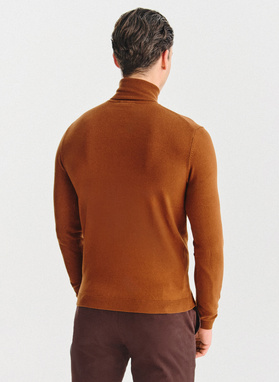 Kamelowy gładki golf męski