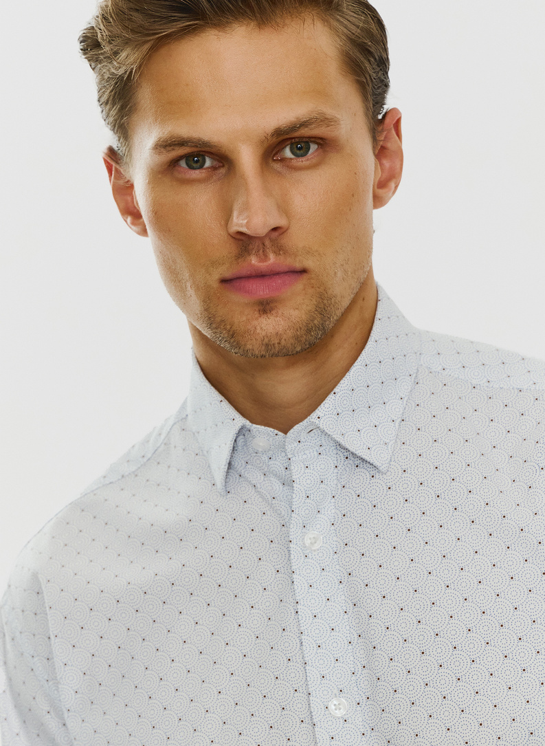 Koszula w kropki o kroju Regular 