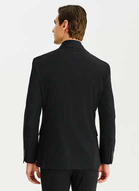 Czarna marynarka garniturowa