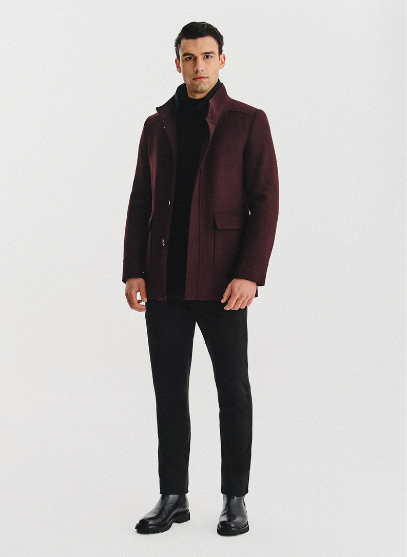 Bordowy płaszcz zapinany na guziki