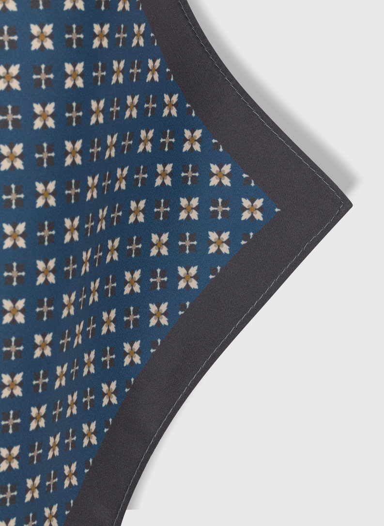 Granatowa poszetka w kwiaty z szarą obwódką