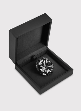 Czarna broszka do marynarki męskiej