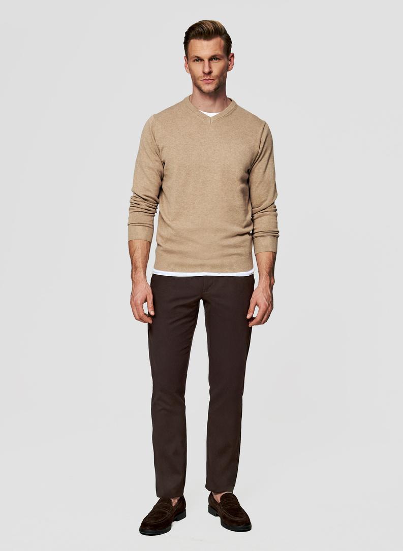 Beżowy sweter męski z dekoltem w serek 