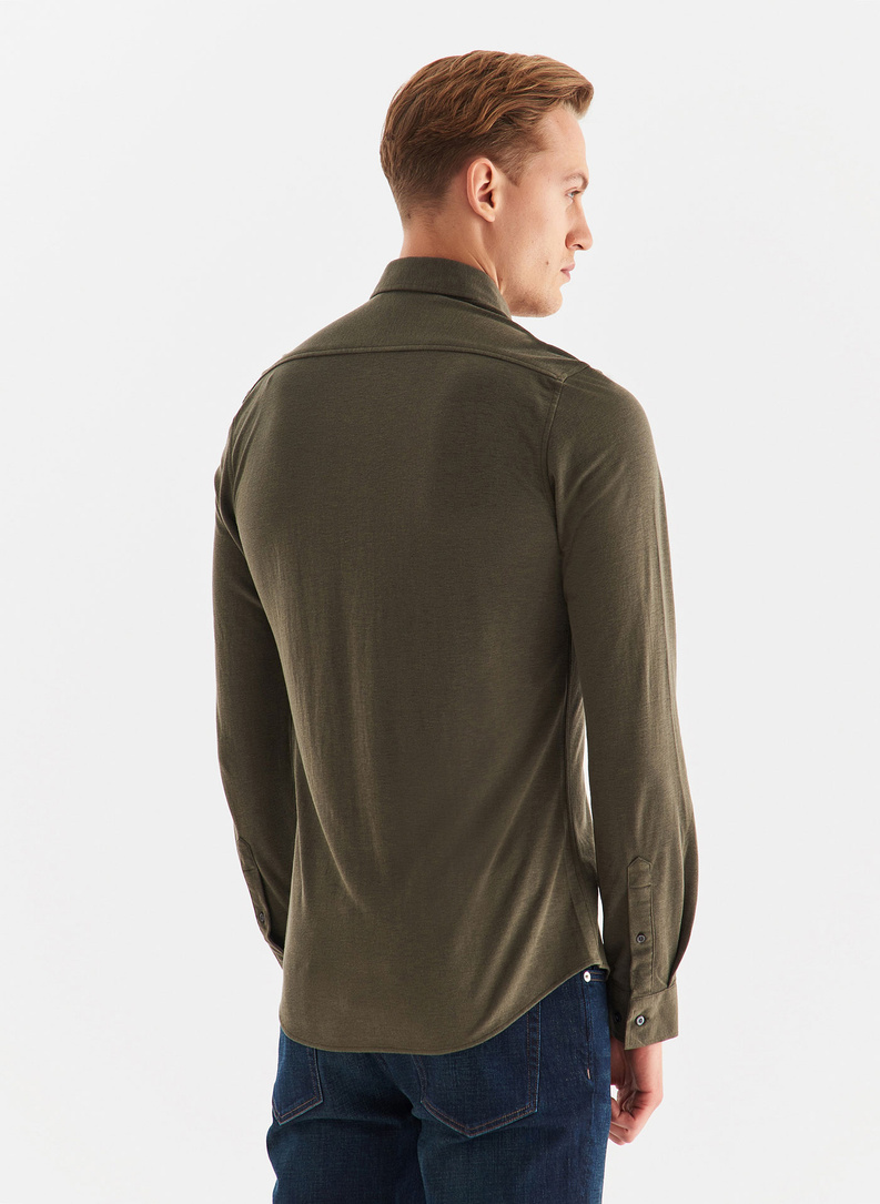 Gładka taliowania koszula w kolorze ciemnozielonym