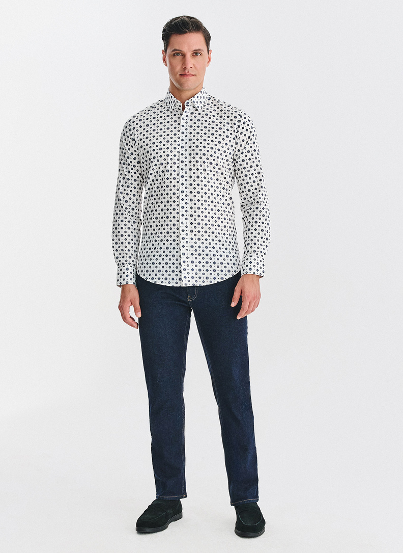 Biała koszula w niebieski wzór geometryczny