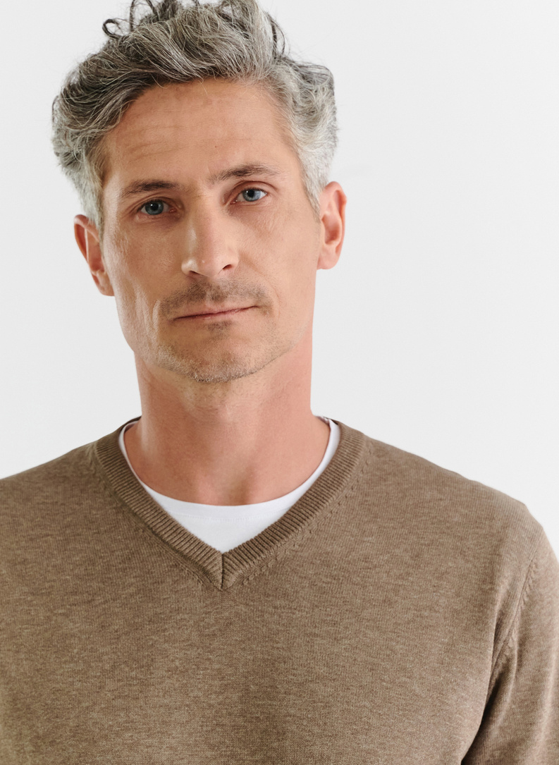 Beżowy gładki sweter męski z dekoltem w serek