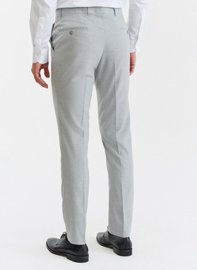 Gładki jasnoszary garnitur męski