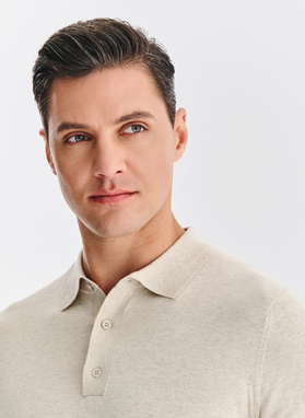 Beżowy swetrowy t-shirt polo