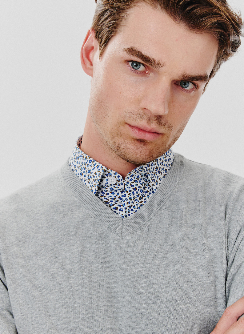 Jasnoszary męski sweter w serek 