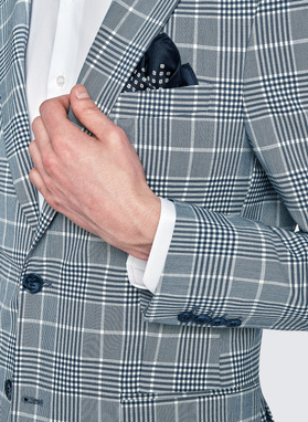 Niebieski garnitur w kratę