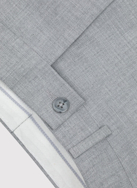 Gładki jasnoszary garnitur męski