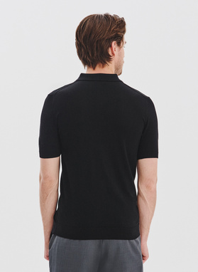 Czarny swetrowy t-shirt polo