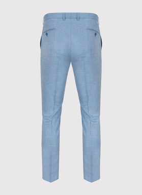 Niebieski garnitur męski o widocznej fakturze