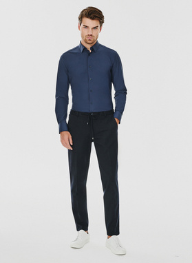 Gładka koszula męska w kolorze granatowym