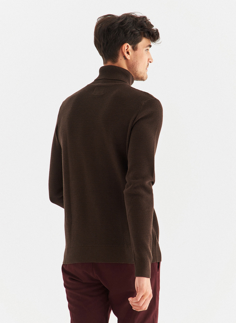 Sweter z golfem w kolorze brązowym