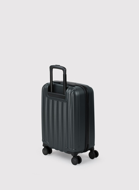 Mała czarna walizka ze żłobieniami