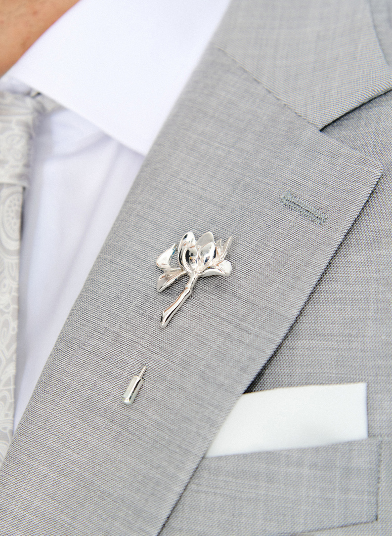 Srebrna szpilka do marynarki męskiej kwiat lotosu