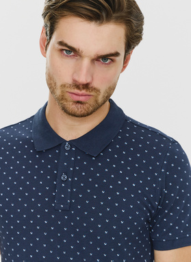 Granatowy t-shirt polo w geometryczny wzór